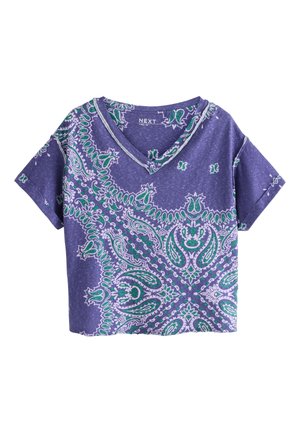 Lilla t-shirt med korte ærmer og V-hals med grønne og hvide indviklede paisley-mønstre og en afslappet, løs pasform.