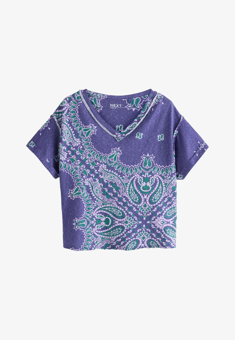T-shirt violet à manches courtes avec col en V, motifs paisley verts et blancs complexes et coupe décontractée et ample.