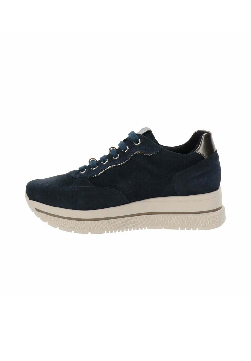 Sneaker en suède bleu marine avec semelle épaisse blanche, bout rond, fermeture à lacets et accent noir au talon, vue de profil.
