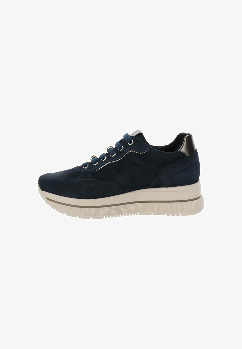 Sneaker en suède bleu marine avec semelle épaisse blanche, bout rond, fermeture à lacets et accent noir au talon, vue de profil.