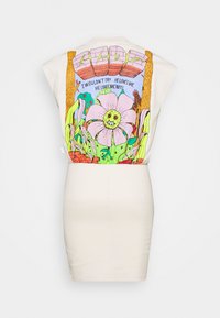 Ärmelloses beiges Kleid mit einem bunten Grafikdesign auf dem Rücken, das eine rosa Blume und Text zeigt. Glatte Textur, figurbetonte Form und verspieltes Design.