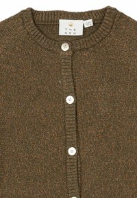 Cardigan călduros de culoare maronie, cu guler tip crew, nasturi albi și un model tricotat texturat cu nuanțe subtile de portocaliu.