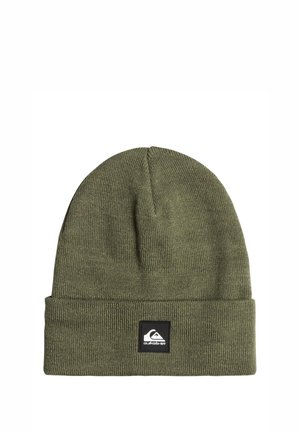 Bonnet en tricot vert olive avec un revers; comporte un petit patch logo noir et blanc à l'avant. Texture douce, forme cylindrique.