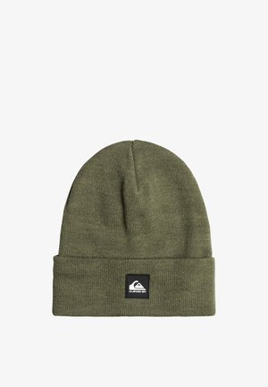 Olivgrüner, gestrickter Beanie-Hut mit umgeschlagenem Rand; verfügt über ein kleines schwarz-weißes Logo-Patch auf der Vorderseite. Weiche Textur, zylindrische Form.