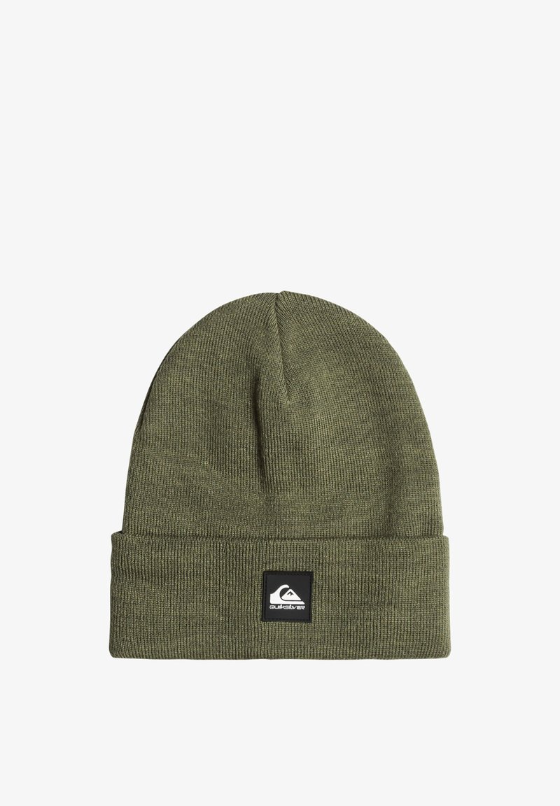 Gorro de punto color verde olivo con un dobladillo; presenta un pequeño parche de logo en blanco y negro en la parte frontal. Textura suave, forma cilíndrica.