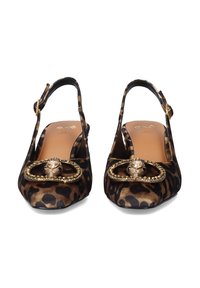 Zapatos slingback de estampado de leopardo con punta cuadrada, herrajes en tono dorado y un detalle decorativo en forma de hebilla. Material de ante con una textura suave.