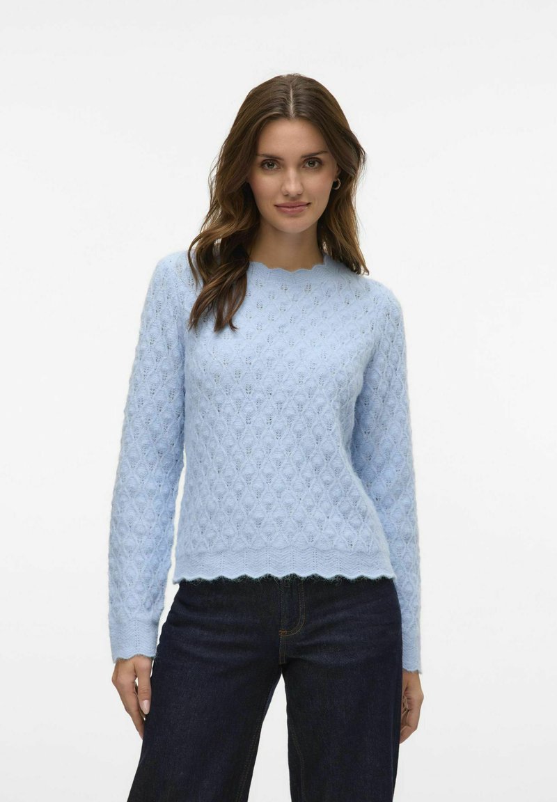 Lyseblå genser med teksturert diamantmønster, lange ermer og bølgekant, laget av et mykt og lett materiale.