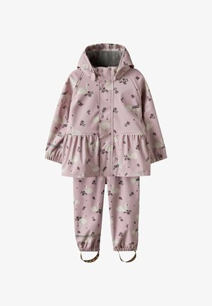 Różowa dziecięca kurtka przeciwdeszczowa i spodnie z kapturem, elastycznymi mankietami oraz wzorem z łabędziami i kwiatami na całej powierzchni.
