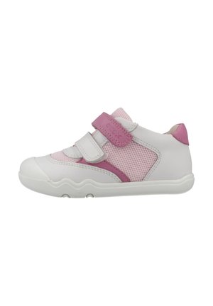 Zapatilla para niño pequeño en blanco y rosa con laterales de malla, dos tiras de Velcro, punta redondeada y suela de goma.