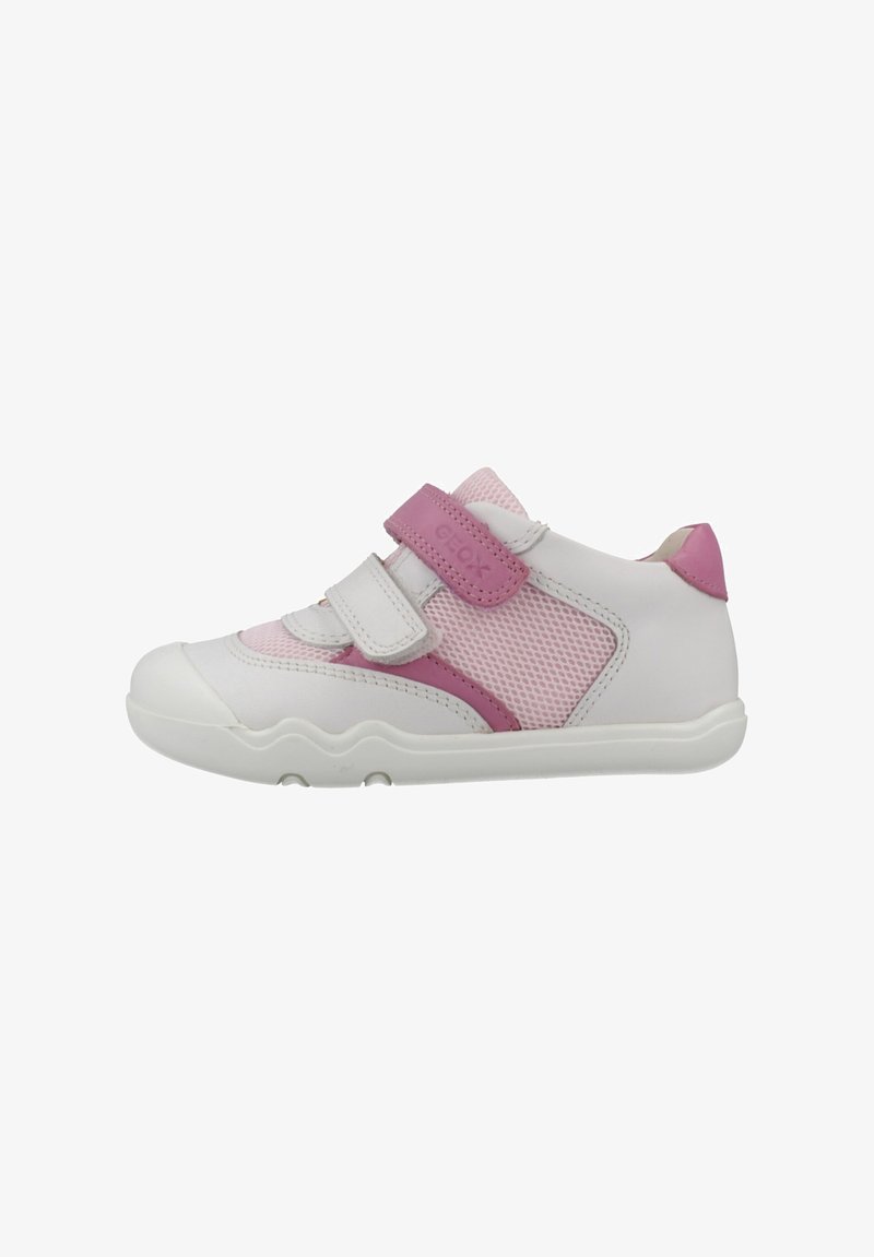 Baskets pour tout-petit blanches et roses avec côtés en mesh, deux bandes Velcro, bout arrondi et semelle en caoutchouc.