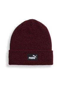 Bordeaux gebreide beanie met een ribbelstructuur, voorzien van een zwart rechthoekig label met witte "PUMA" logo en kattensilhouet.