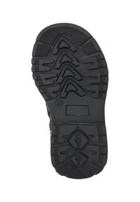 Černá gumová podrážka s hlubokým vzorkem, obsahující cik-cak a diamantové vzory pro lepší trakci. Zpevněná část paty pro zvýšení odolnosti.