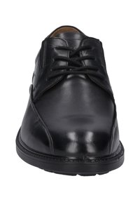 Schwarze Leder-Schnürschuhe mit glatter Oberfläche, abgerundeter Spitze und verstärkter Naht. Flache Gummisohle für guten Halt.