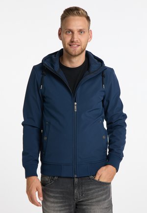 Dunkerblaues Kapuzenjacke mit Reißverschluss, ausgestattet mit einer glatten Textur, Kordelzug-Akzenten und seitlichen Taschen. Über einem schwarzen Shirt getragen.