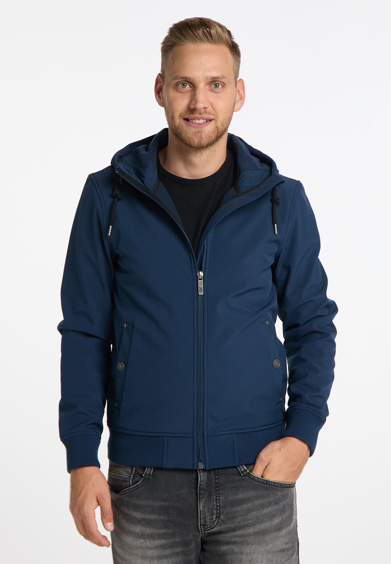 Mørkeblå hoodie-jakke med lynlås, der har en glat tekstur, snøre detaljer og sidelommer. Båret over en sort skjorte.