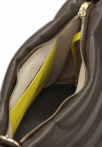 Borsa a tracolla in pelle marrone con cerniera dorata, dotata di un interno crema e una tasca gialla brillante, che mette in evidenza una texture liscia e un design strutturato.