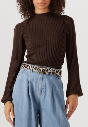 Bruine geribde top met lange mouwen, gecombineerd met lichtblauwe high-waisted geplooide jeans en een lederen riem met luipaardprint en een gouden gesp.