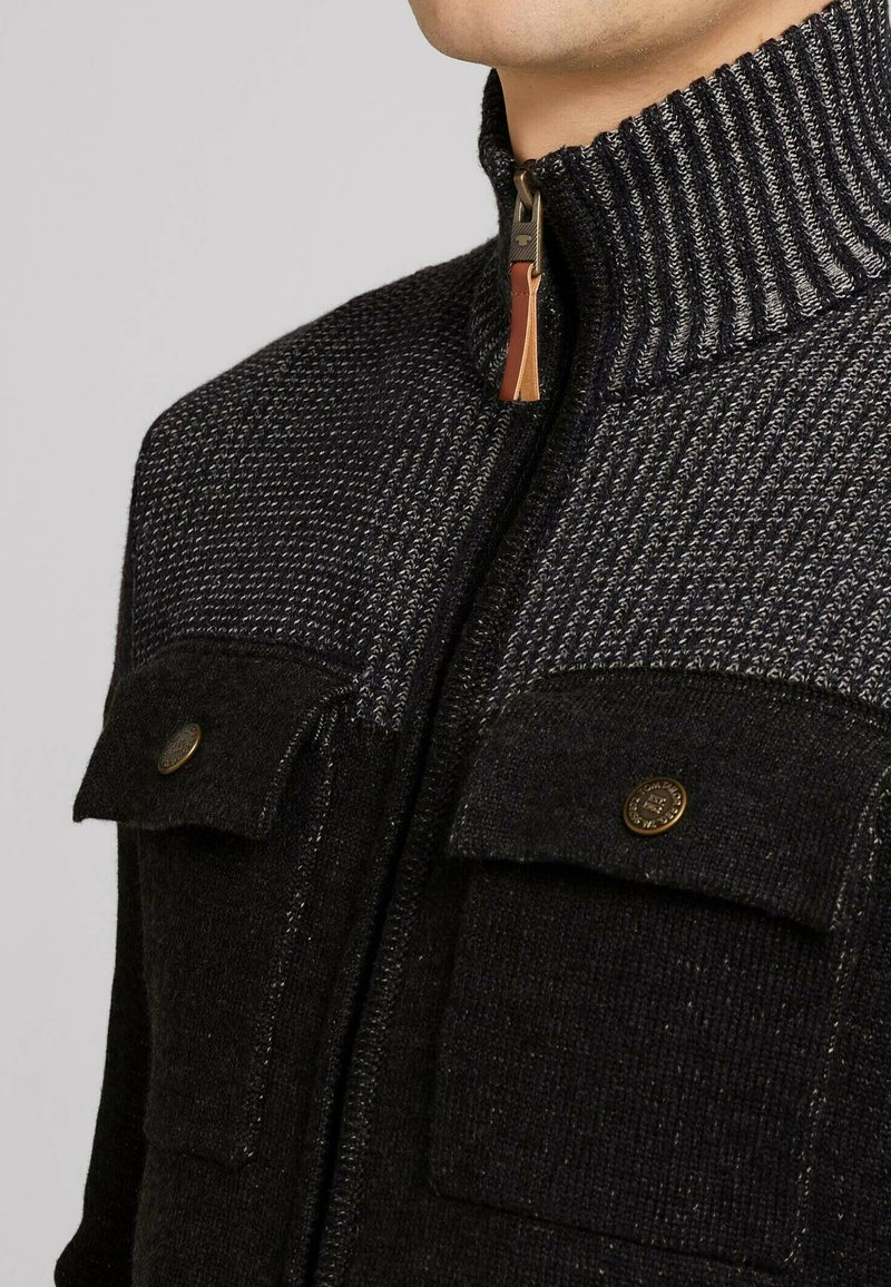 Herren Strickjacken | TOM TAILOR MELIERTE MIT BRUSTTASCHEN Strickjacke black grey melange/grau - KU23549 Herren Strickjacken | TOM TAILOR MELIERTE MIT BRUSTTASCHEN Strickjacke black grey melange/grau - KU23549