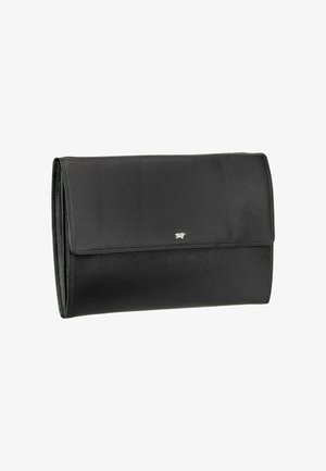 Clutch de cuero negro con textura suave, cierre de solapa y un pequeño acento metálico. Presenta un diseño elegante y forma rectangular.