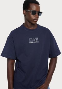 EA7 Emporio Armani UNISEX - Nyomott mintás póló - blue