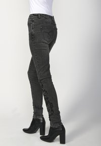 Koroshi LONG  - Karcsúsított farmerek - black denim