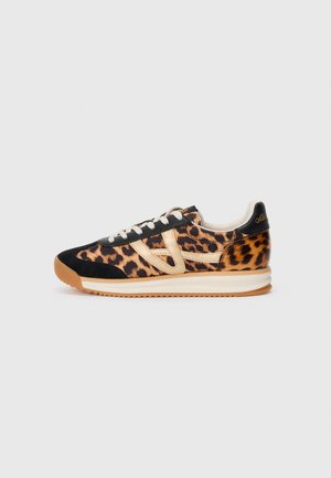 Lav sneakers med lavt skæft, leopardprint, sort ruskinds tå, gyldne detaljer, hvide snørebånd og gummisål på hvid baggrund.