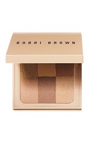 Quadratischer Kompaktspiegel mit goldenem Äußeren, auf dem "BOBBI BROWN" steht. Innen zeigt er ein quadratisches Muster aus vier Bronzer-Tönen: hellen und dunklen Brauntönen mit Schimmer.