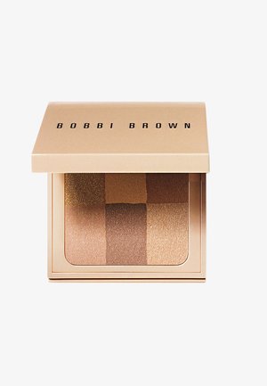 Compact quadrato con un esterno dorato, con la scritta "BOBBI BROWN" sulla parte superiore. All'interno presenta un motivo quadrato di quattro tonalità di bronzer: marroni chiari e scuri con una finitura luminosa.