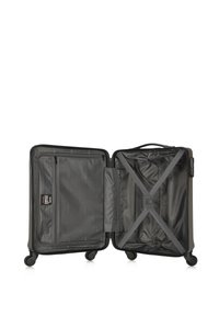 Zwarte handbagagekoffer met een harde schaal, uitgerust met dubbele compartimenten, kruisbanden en een rits mesh zak aan één kant.