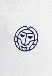 Logotipo que presenta un rostro estilizado en hilo azul marino sobre un fondo de tela blanca, forma circular con líneas definidas y patrones geométricos.
