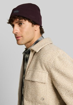 TOM TAILOR DENIM, TOM TAILOR DENIM ACCESSOIRE BEANIE MÜTZE MIT LOGO-BADGE - Beanie - dark plum