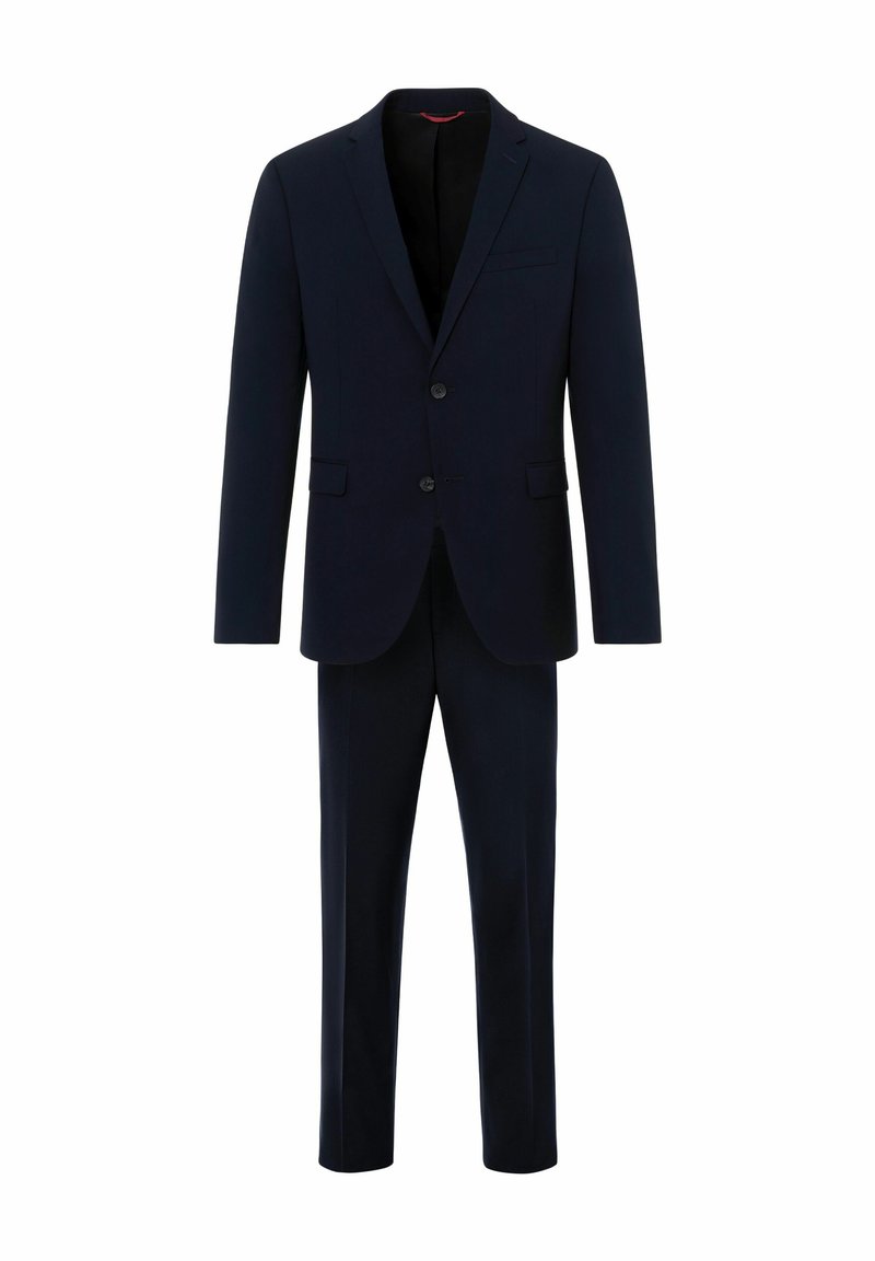 Donkerblauw pak bestaande uit een op maat gemaakte blazer met notch revers en bijpassende broek, gemaakt van een gladde stof, met twee knopen.
