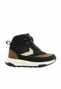 Chaussure montante noire et marron avec tige synthétique, finition texturée, col rembourré, design à lacets, et semelle extérieure blanche. Présente un motif latéral contrastant.
