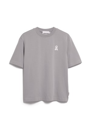 T-shirt en coton gris à coupe décontractée. Manches courtes, encolure ronde, et petit logo ruban blanc sur le côté gauche de la poitrine. Texture lisse.