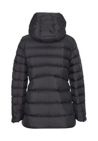 Giacca invernale nera imbottita con cappuccio, con trapuntatura orizzontale visibile e polsini con bottoni, mostrata da dietro su uno sfondo bianco.