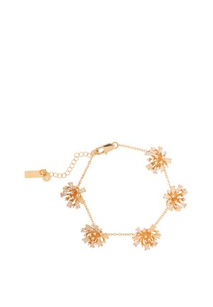 Zlatý náramok s piatimi kvetinovými shlukmi zdobenými bielymi a čírymi drahokamami, nastaviteľný reťazec a zapínanie na karabínu na bielom pozadí.