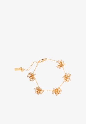 Złota bransoletka z pięcioma kwiatowymi klastrami zdobionymi białymi i przezroczystymi kamieniami szlachetnymi, regulowany łańcuszek i zapięcie na karabińczyk na białym tle.