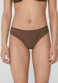 Braune Baumwollmischung Bikinibrief mit glatter Textur, verfügt über einen niedrigen Bund und nahtlose Kanten für Komfort und Passform.