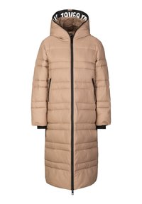 Beige Steppjacke mit langer Silhouette, vertikalem Steppmuster, schwarzem Reißverschluss und Kapuze mit einem Logo auf dem Innenfutter.
