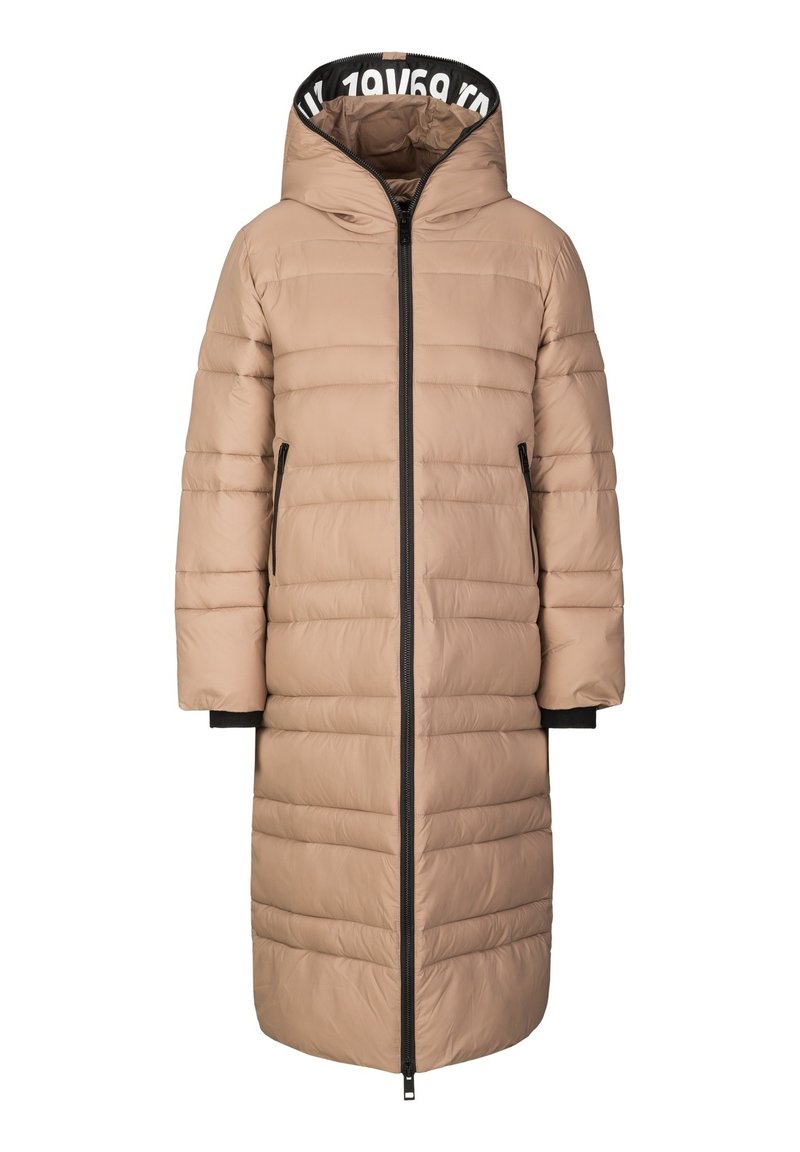 Beige Steppjacke mit langer Silhouette, vertikalem Steppmuster, schwarzem Reißverschluss und Kapuze mit einem Logo auf dem Innenfutter.