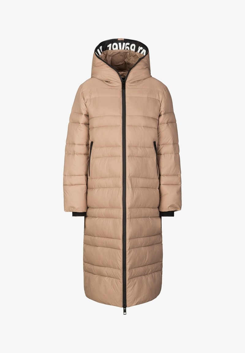 Beige Steppjacke mit langer Silhouette, vertikalem Steppmuster, schwarzem Reißverschluss und Kapuze mit einem Logo auf dem Innenfutter.