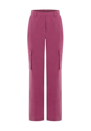 Pantalones cargo en un vibrante color magenta, confeccionados con una tela suave. Presentan piernas anchas y dos bolsillos laterales para mayor funcionalidad.