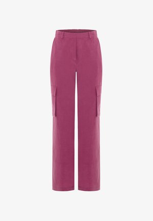 Cargo-broeken in een levendige magenta kleur, gemaakt van een gladde stof. Heeft wijde pijpen en twee zijzakken voor functionaliteit.