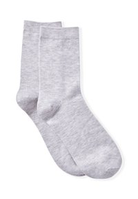 Calcetines de algodón grises con una textura suave, puños acanalados y un diseño clásico, que muestran un ligero patrón jaspeado. Sin marcas visibles.