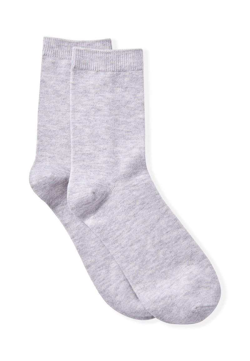 Calcetines de algodón grises con una textura suave, puños acanalados y un diseño clásico, que muestran un ligero patrón jaspeado. Sin marcas visibles.