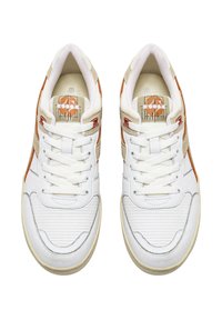 Zapatillas blancas con parte superior de cuero texturizado, acentos de ante beige y detalles en naranja. Presentan cordones planos y una lengüeta acolchada.