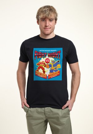 Czarna bawełniana koszulka z kolorowym grafiką Iron Mana i Thanosa w projekcie "Fight Night" z wyrazistym tekstem i dynamicznymi detalami akcji.