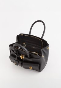 Czarna skórzana torebka z złotymi okuciami, z dwoma uchwytami u góry, przestronnym wnętrzem oraz różnymi kieszeniami do organizacji.