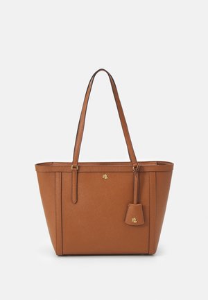 Sac cabas en cuir marron avec doubles anses, petites initiales dorées du logo sur le devant et étiquette attachée.