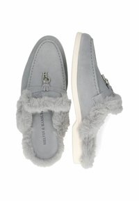 Scarpe slip-on grigie in peluche con bordo in pelliccia, suola piatta e hardware metallico decorativo. Materiale in suede morbido, design a punta rotonda.